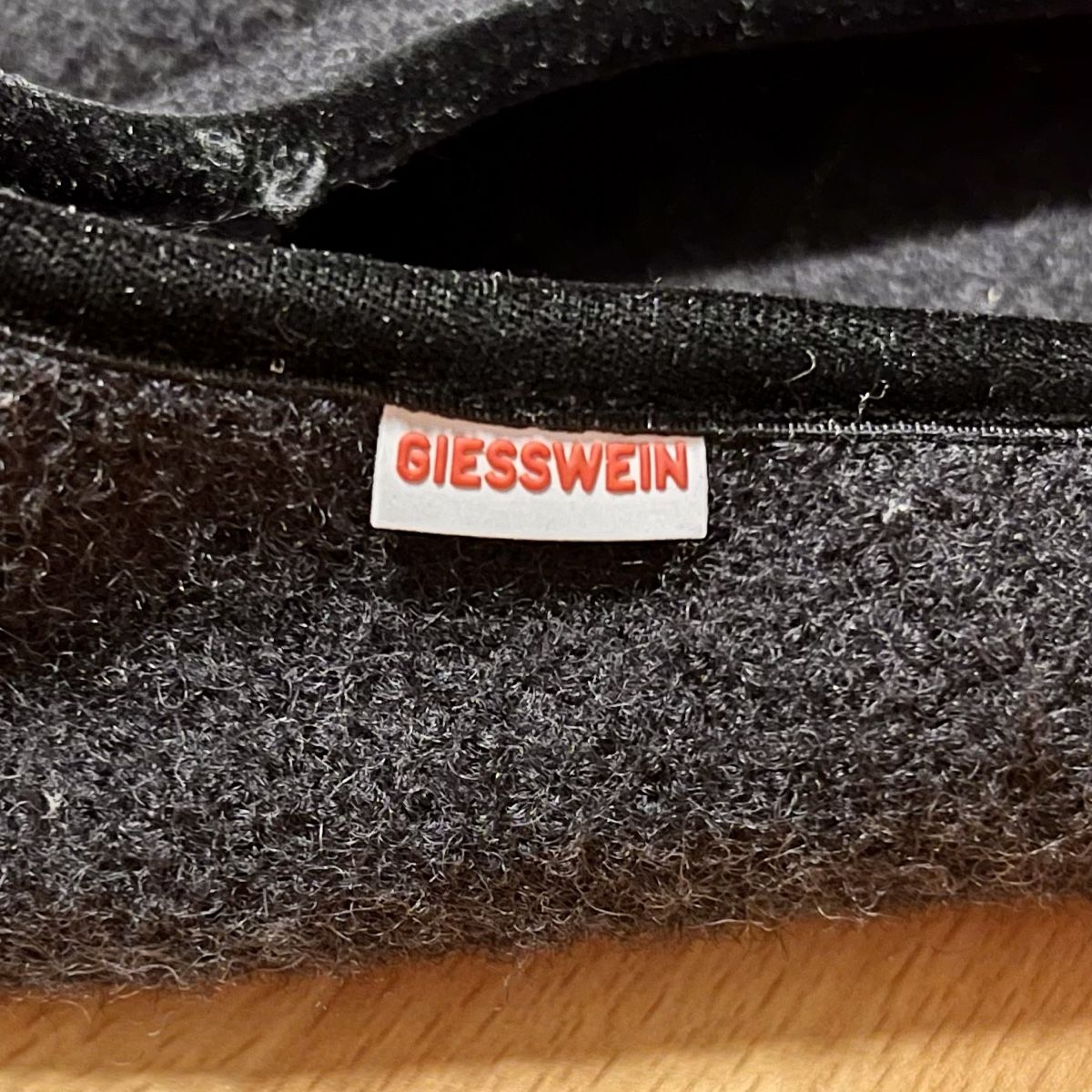 Scarpe da donna: Giesswein Hausschuhe Gr. 40 schwarz – Nuovo (secondo la descrizione) da Hinwil venduto da Hiwi5 4