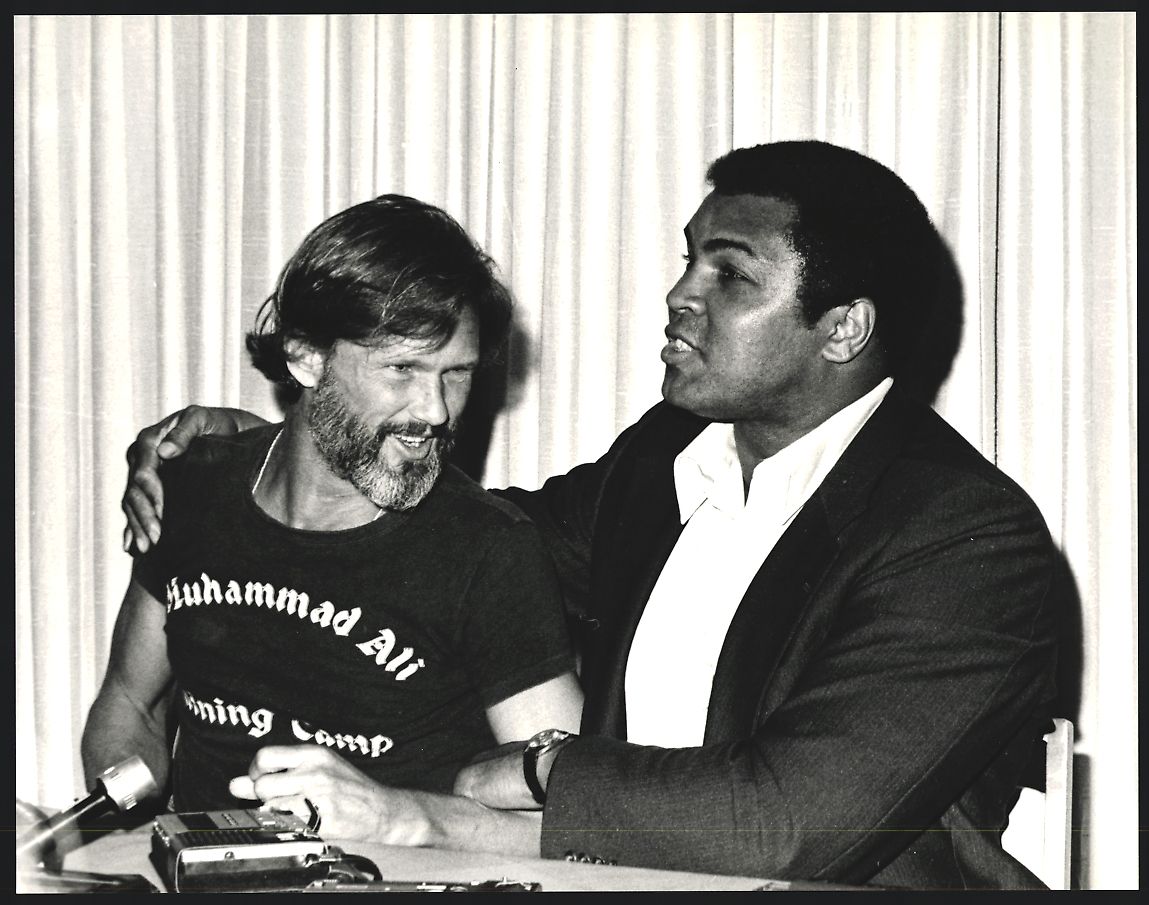 Photos & affiches: Fotografie Boxer Muhammad Ali mit Sänge – D'occasion à Berlin par bartko-reher