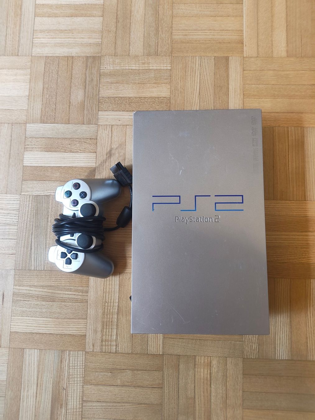Sony Console: Playstation 2 SCPH-50004 Silber Konsole mit Controller – Usato da Thun venduto da John.Smith