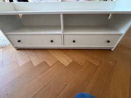 TV-Lowboard weiss mit zwei Schubladen in gebrauchtem Zustand