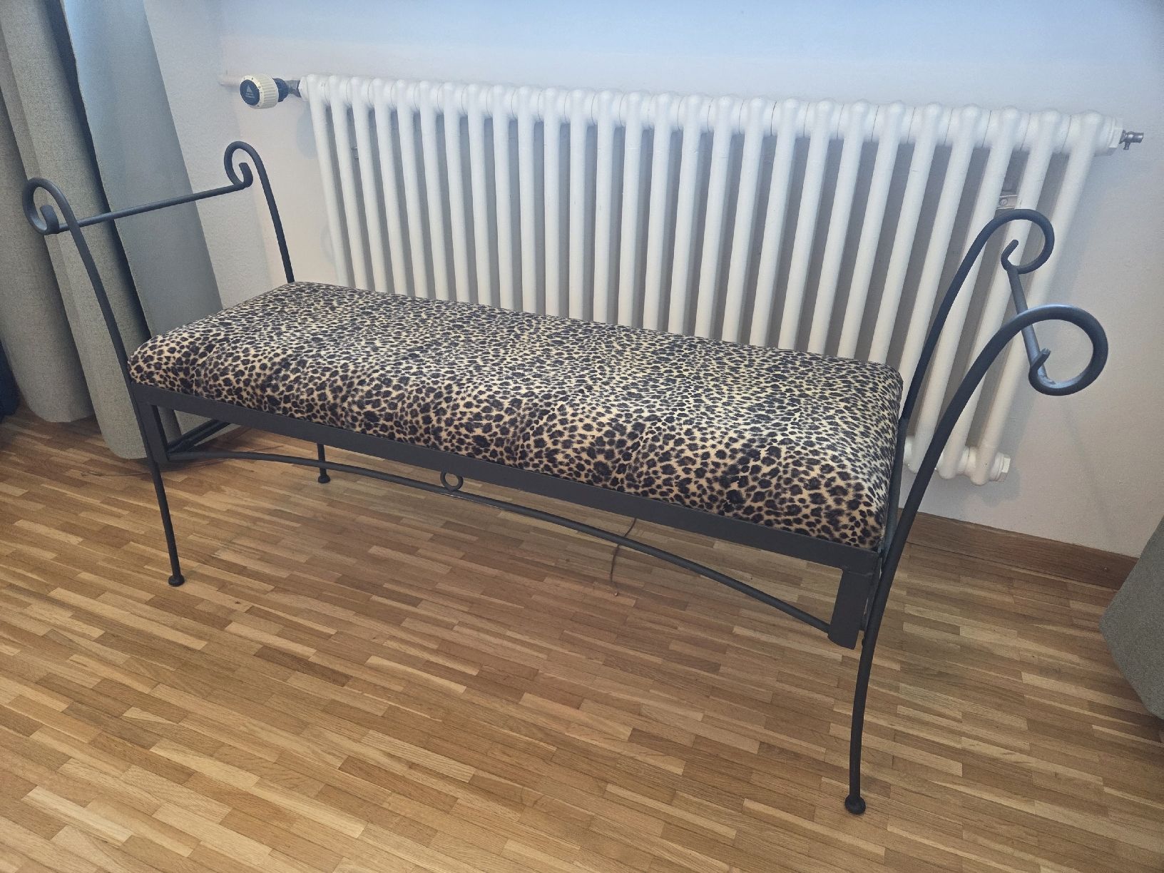 Bänke: Sitzbank Metall mit Leopardmuster – Gebraucht aus Frauenfeld von hackl77 1