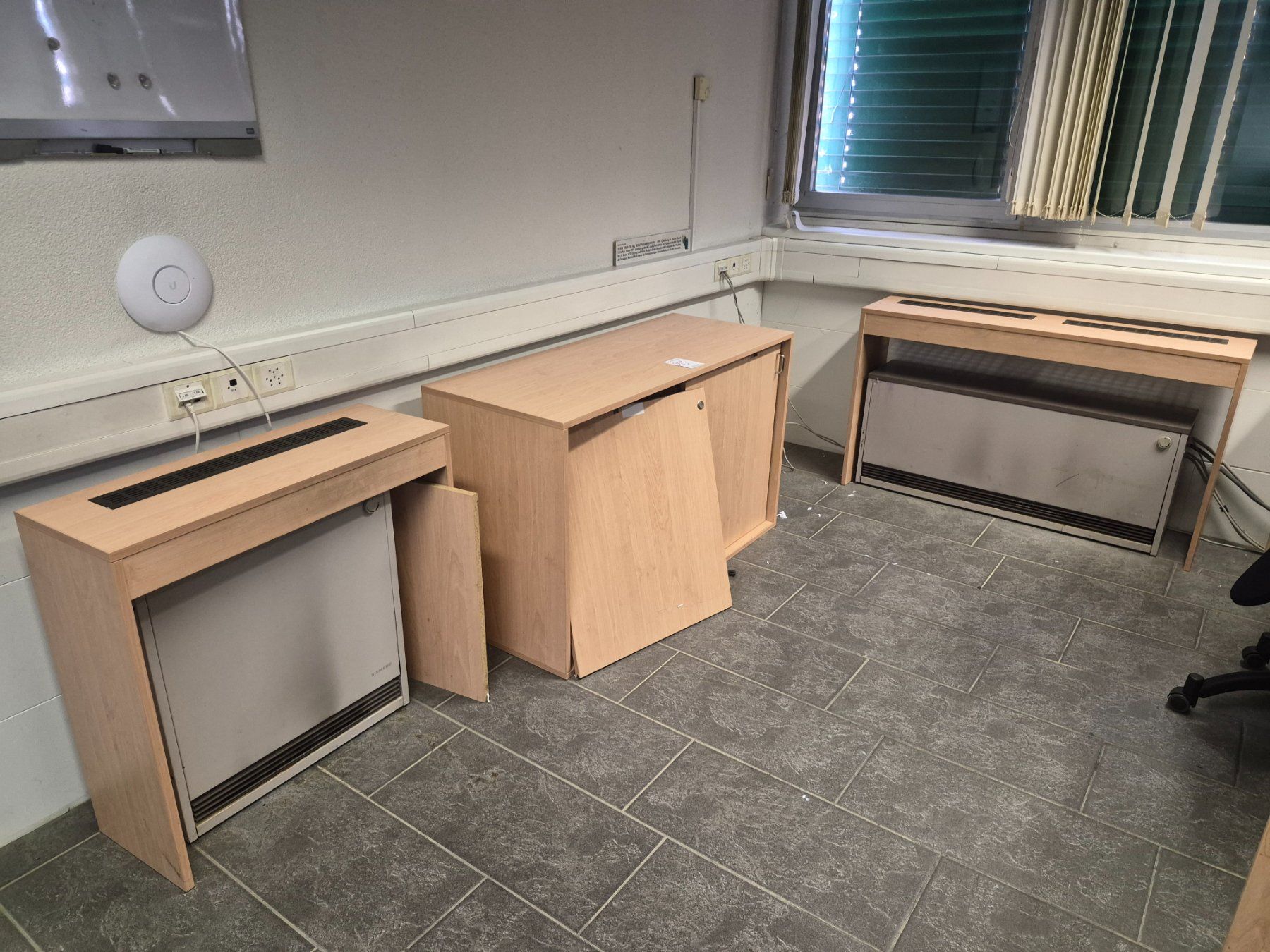 Commodes: 908 3x Holzmöbel mit Inhalt – D'occasion à Derendingen par Meisterstuecke