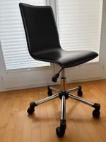 Bürostuhl, schwarz auf Rollen, höhenverstellbar