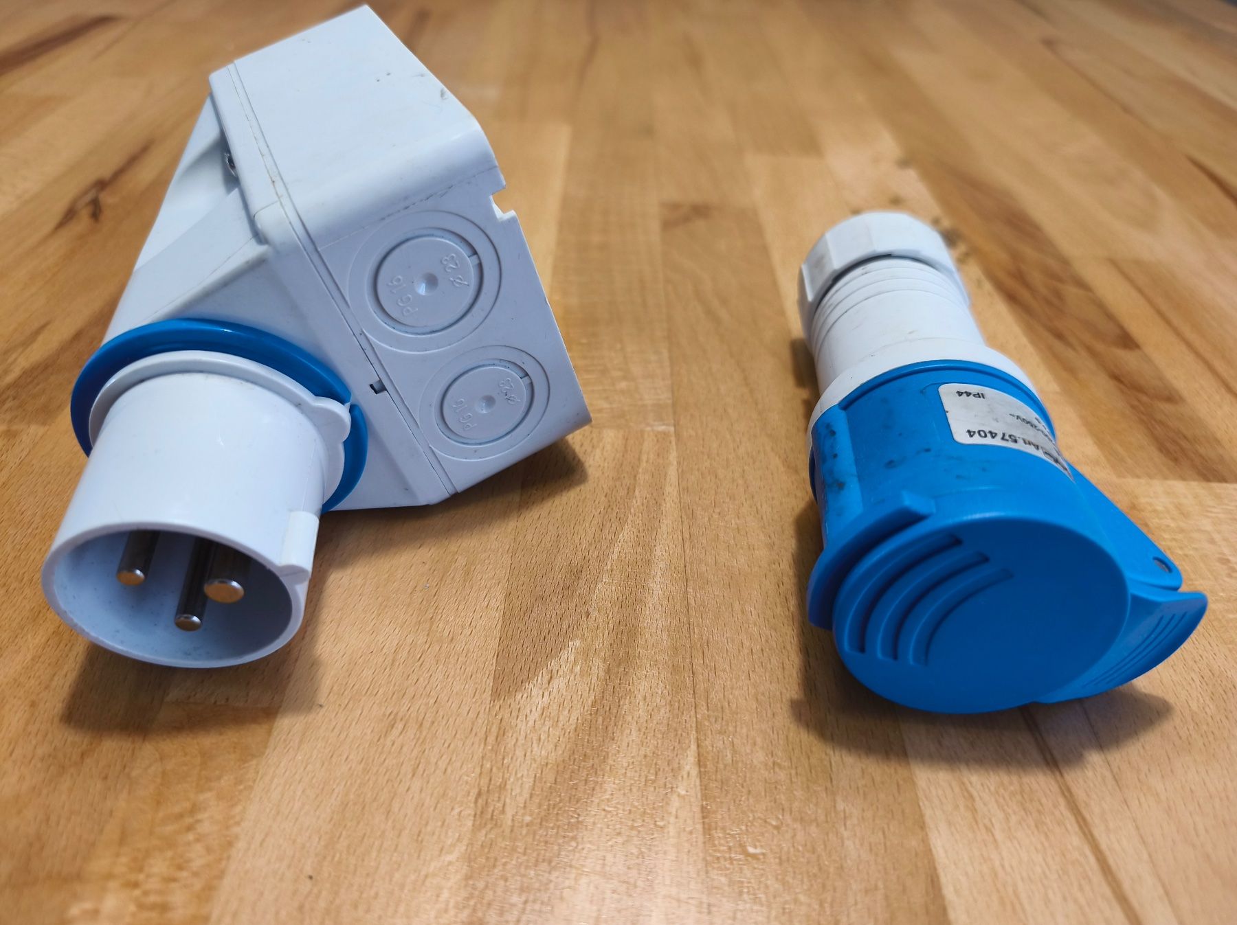 Alimentazione elettrica: Camping elektrischer CEE-Anschluss Commando / Connect-up – Usato da Biel/Bienne venduto da AnikaNah 6