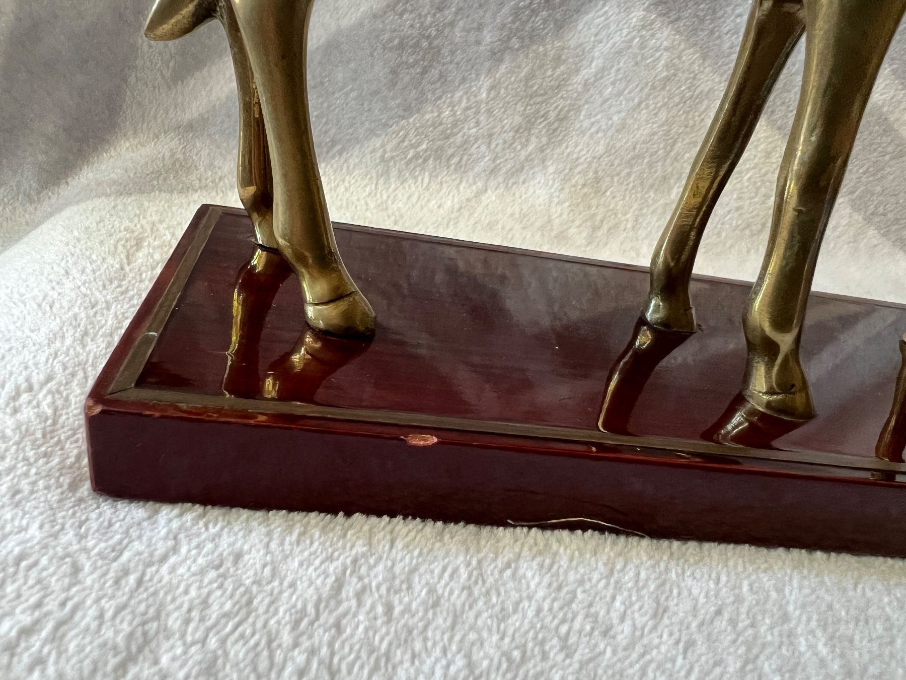 Figuren: Messing Pferd auf Holzsockel Skulptur – Gebraucht aus Frenkendorf von Only1 4