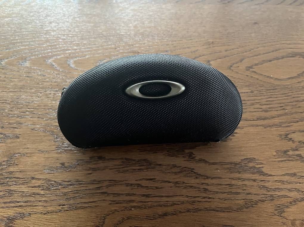 Altro in  Abbigliamento & Accessori: Oakley Soft Vault Schwarzes Brillenetui – Usato da Täuffelen venduto da Sickofscams