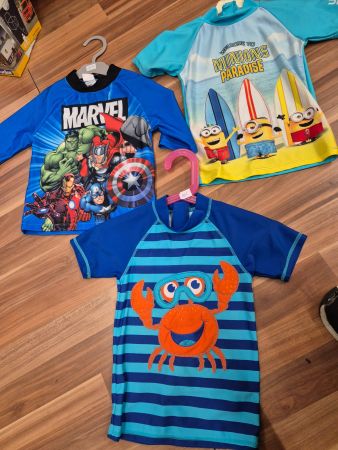 1 Badehirt UV Gr.104  nach Wahl B Minions Marvel Fisch
