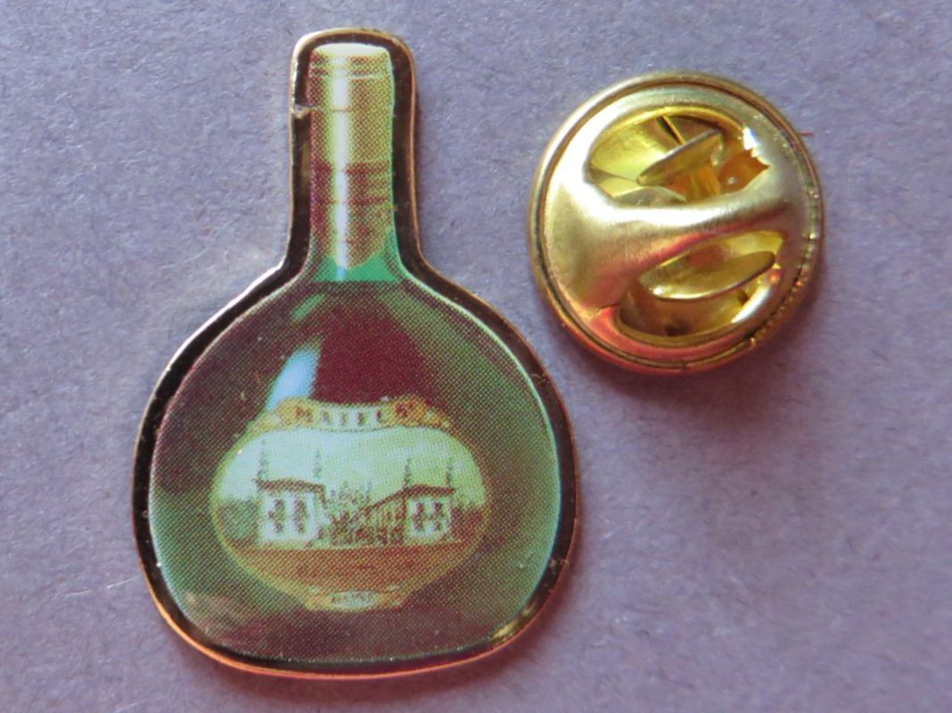 Placchette & Badge: PIN, FLASCHE WEIN – Usato da Neuhausen venduto da luckimucki