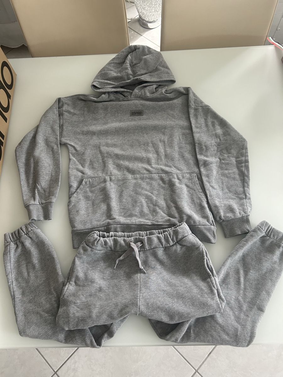 Esprit Hosen: Jogging Esprit gris, taille 152/158 – Gebraucht aus Boncourt von fcb2005