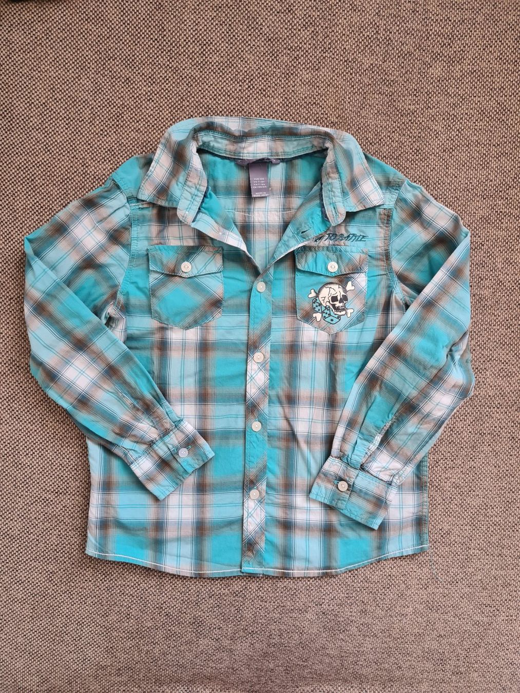 H&M Camicie, T-shirt & Polo: Cooles Kinderhemd mit Totenkopf Gr. 128 – Usato da Widnau venduto da KleineHonigblume 1