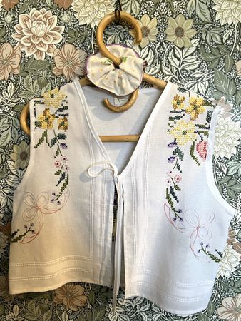 Handgmachtes Leinen Gilet mit Stickerei, Grösse S/M Top!