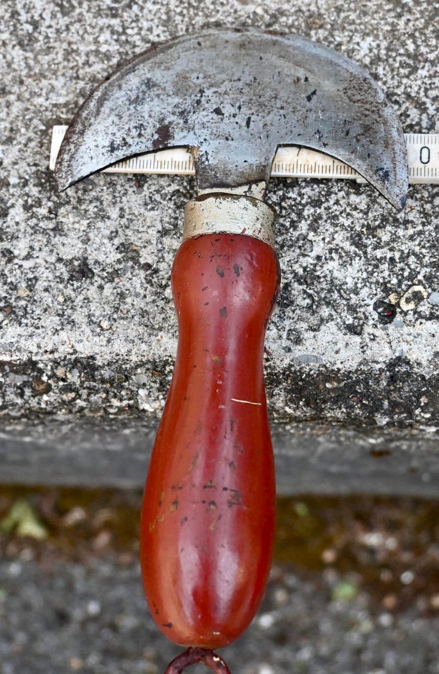 Sattler Tutti gli attrezzi: antikes Halbmondmesser - Sattlermesser länge 19cm – Usato da Pfaffhausen venduto da mono_rec 1