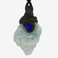 Roher Aquamarin Steinanhänger mit zusätzlichem Lapislazuli