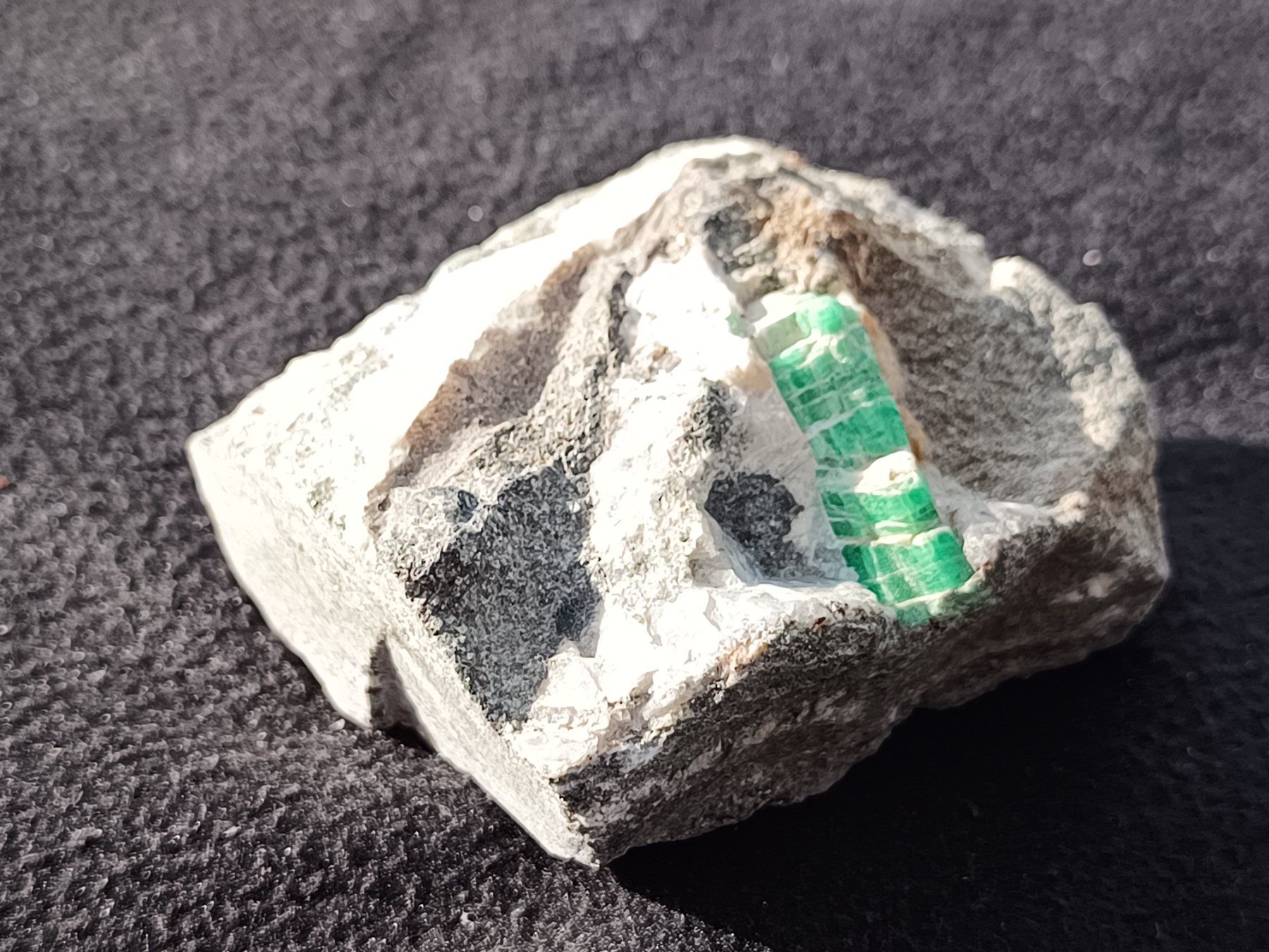 Minerali & Pietre curative: Smaragd Rohstein 7x5x4cm Stufe Emerald raw – Usato da Winterthur venduto da sekkohsam 1