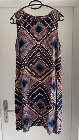 Sommerliches Kleid mit Ethnomuster, Grösse M, Top Zustand!