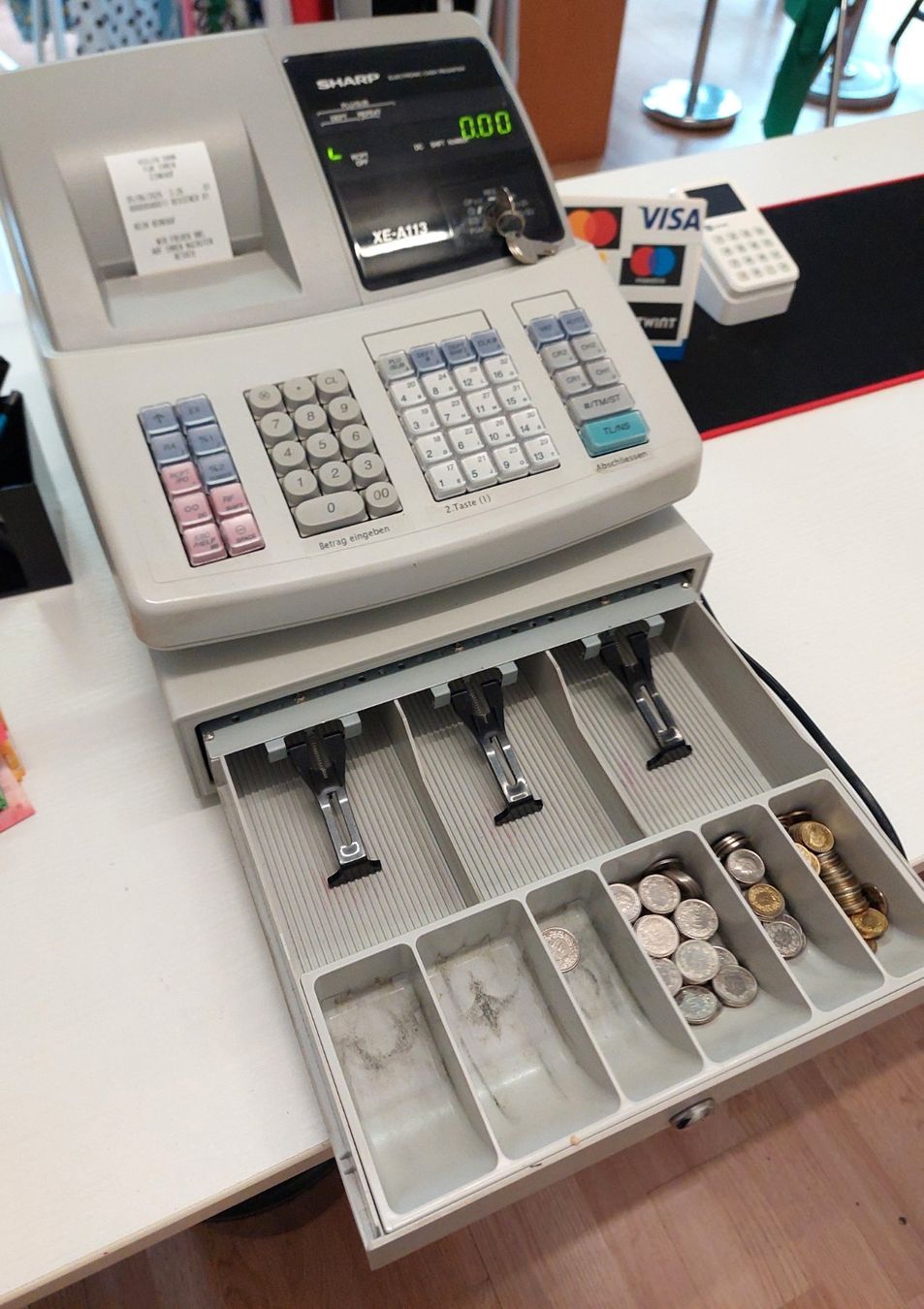 Sharp Registratore di cassa: Ladenkasse elektr. – Usato da Sachseln venduto da Blauseidina 2