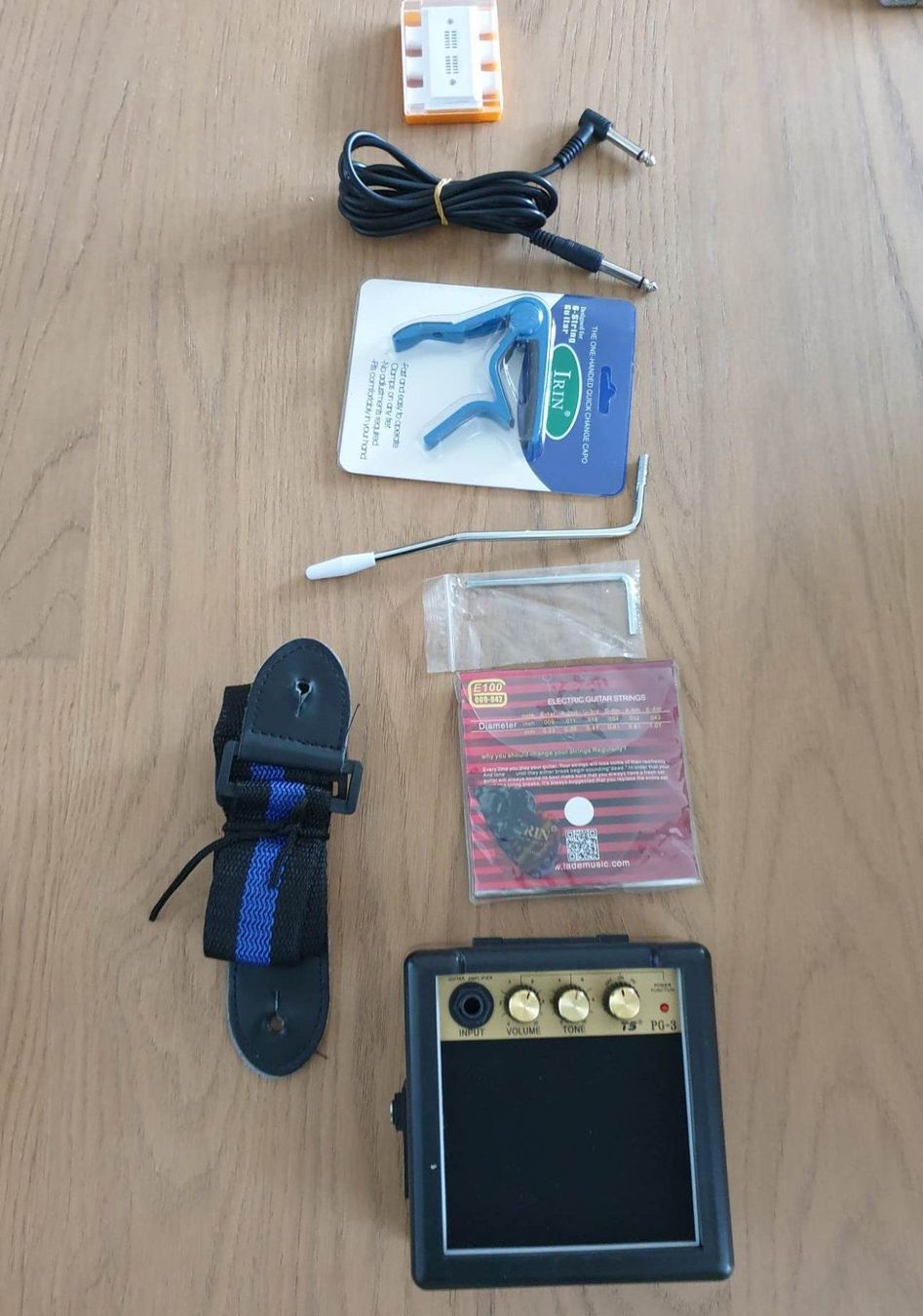 Strumenti musicali: Elektronische Gitarre von IRIN – Usato da Chur venduto da P0WER 6