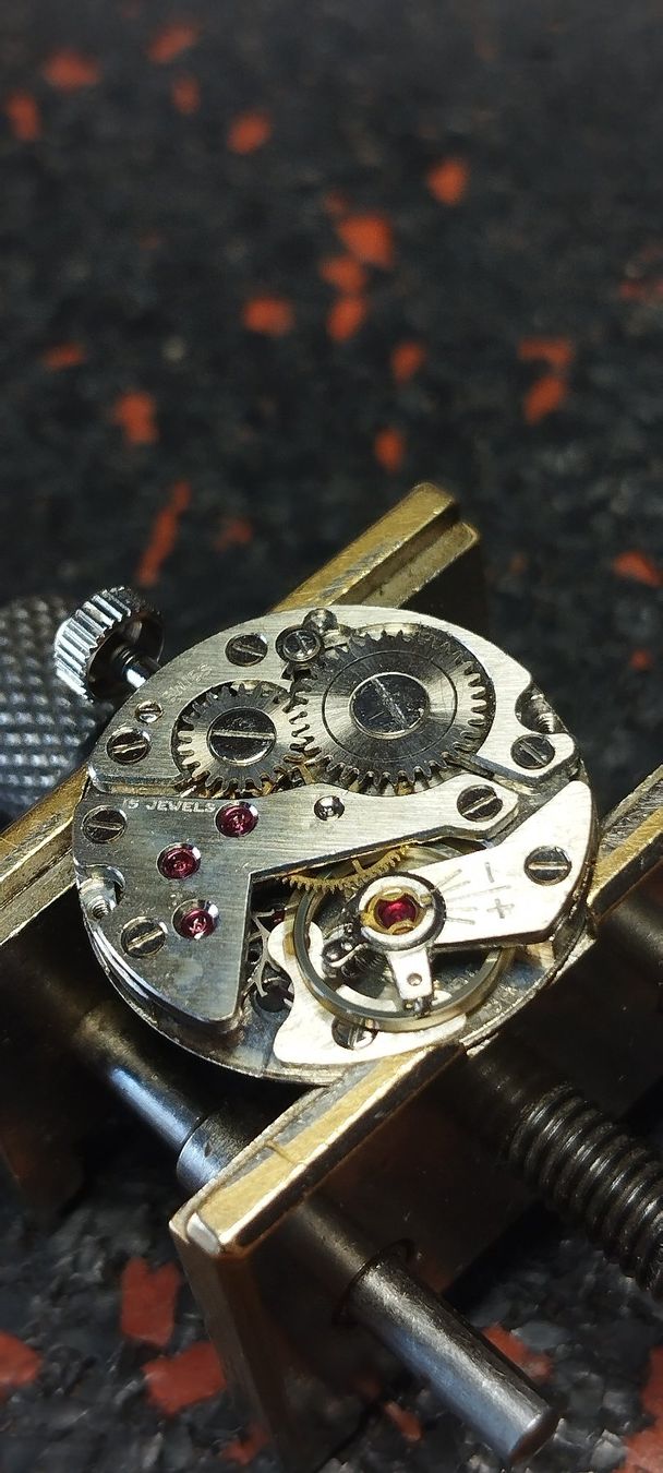Orologi: montre mécanique récupérée – Usato da La Chaux-de-Fonds venduto da jac_9llg 9