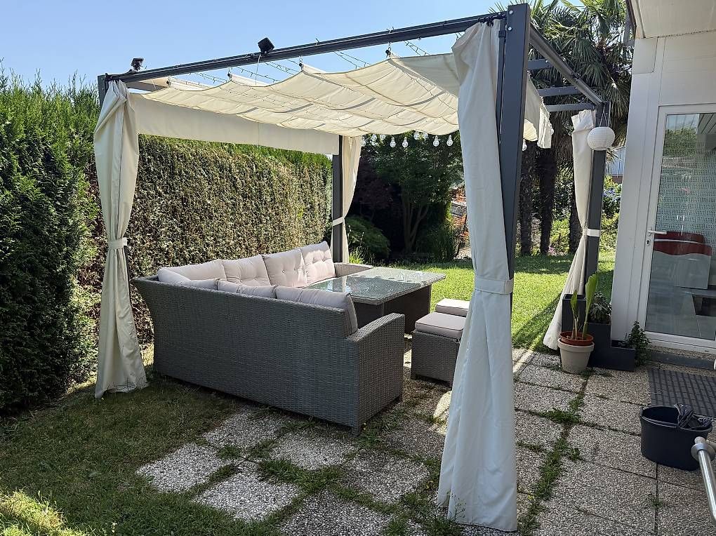 Chaises longues: Gazebo con divani e tavolo – D'occasion à Arosio par VanAdHoc 1