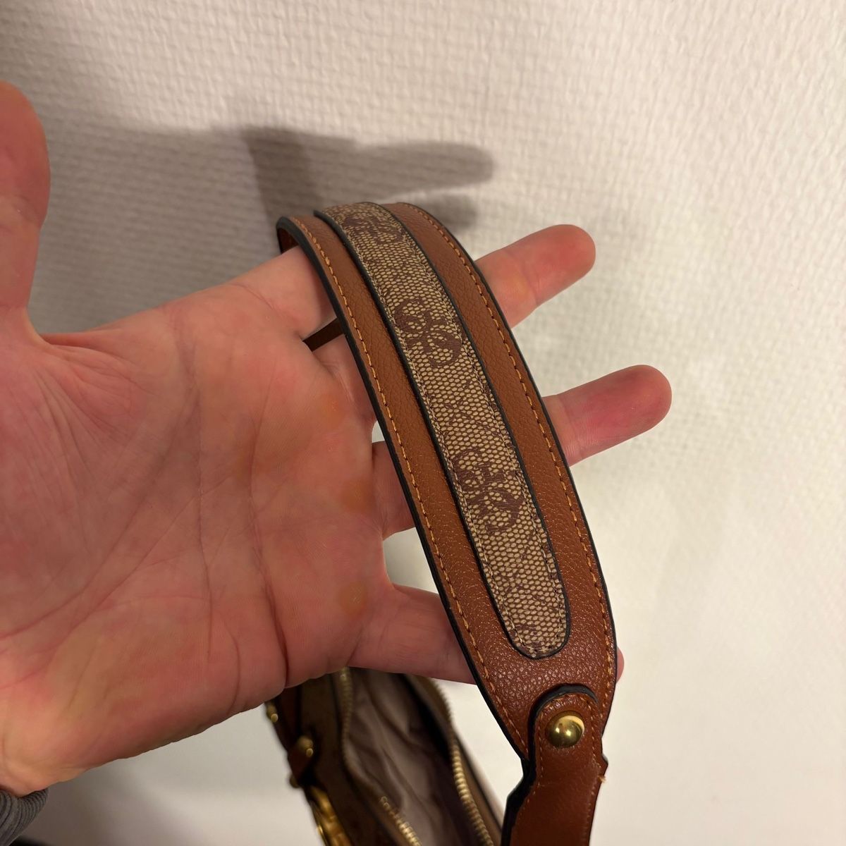 Guess Borse: Vintage Guess Bag (Brown) – Nuovo (secondo la descrizione) da Bern venduto da gia_jqj7 2