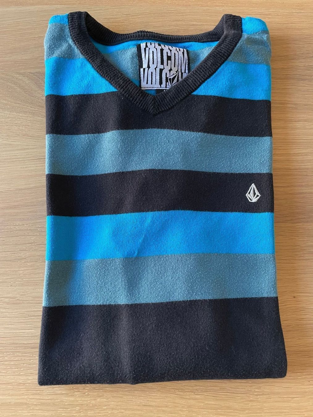 Pullover & Sweatshirts: Volcom Sweatshirt mit V-Ausschnitt – Neu (gemäss Beschreibung) aus Chur von adien 2