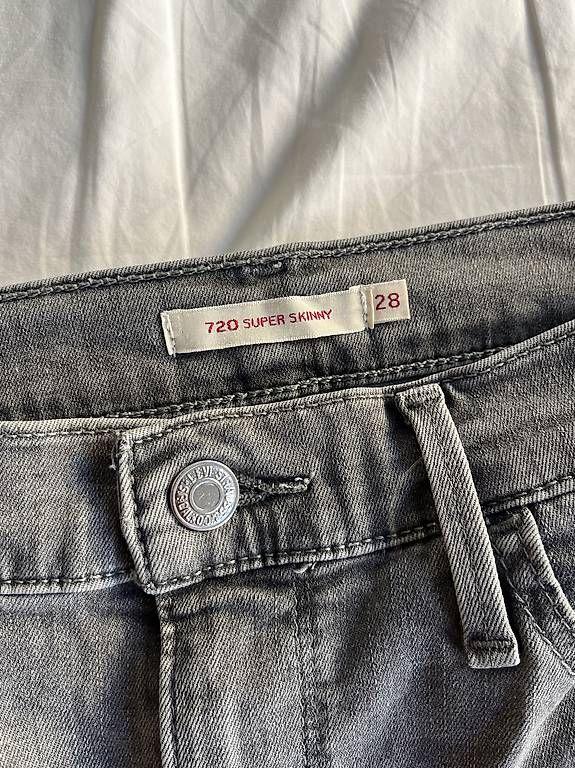 Jeans: Levi's Jeans 720 grau Größe 28 – Usato da Zürich venduto da ali_v7f7 2