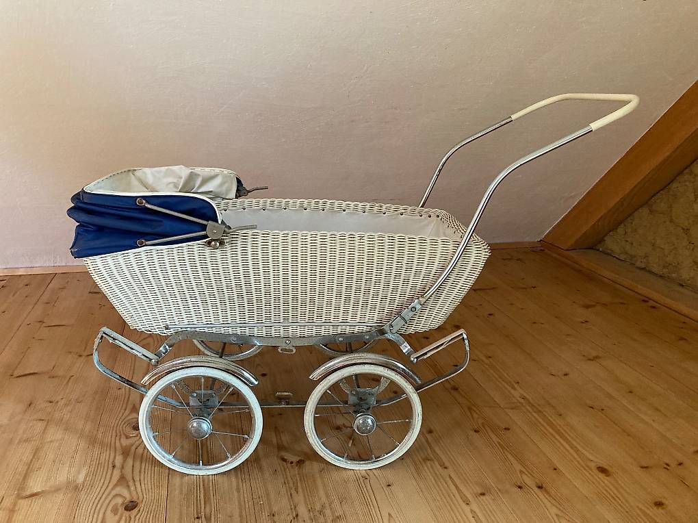 Carrozzine per bambole: Alter klassischer Kinderwagen – Usato da Mettmenstetten venduto da PRHX 1