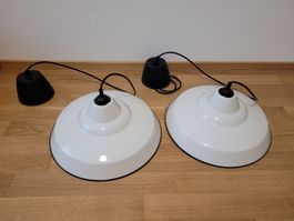 2 Pendelleuchten aus Metall, weiss