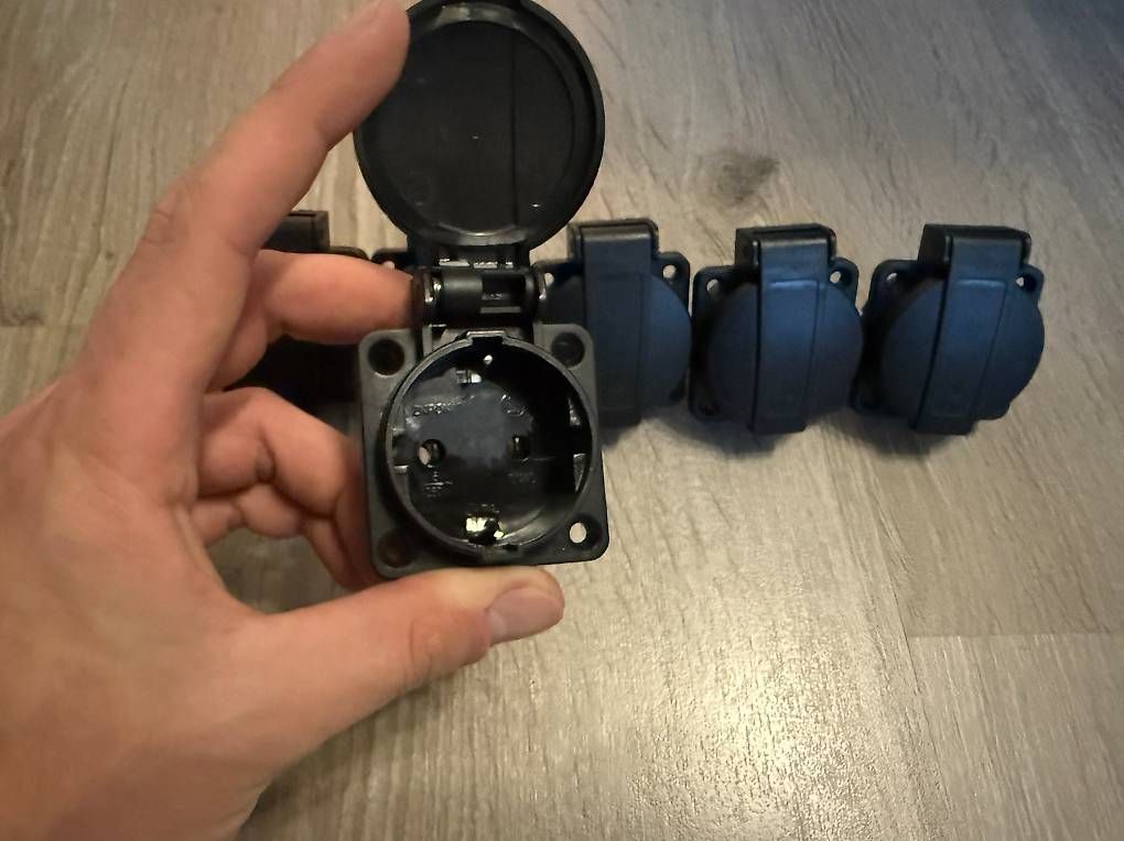 Spine: IP54 Schutzkontakt Klappdeckel-Steckdose – Nuovo (secondo la descrizione) da Weite venduto da rickBAT 3
