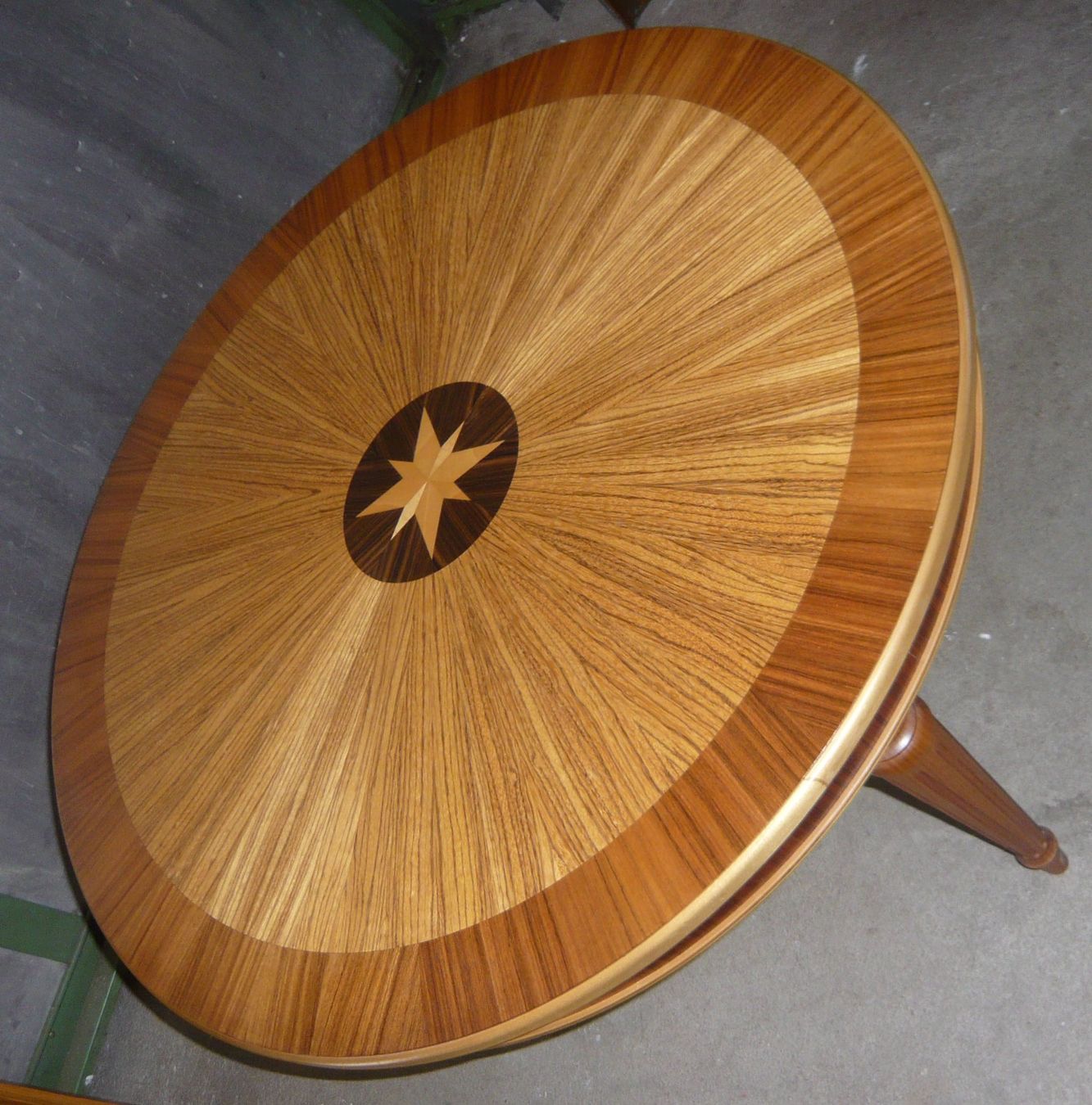 Tavoli: runder Holz Tisch mit Intarsienarbeiten – Usato da Ruggell venduto da Btt