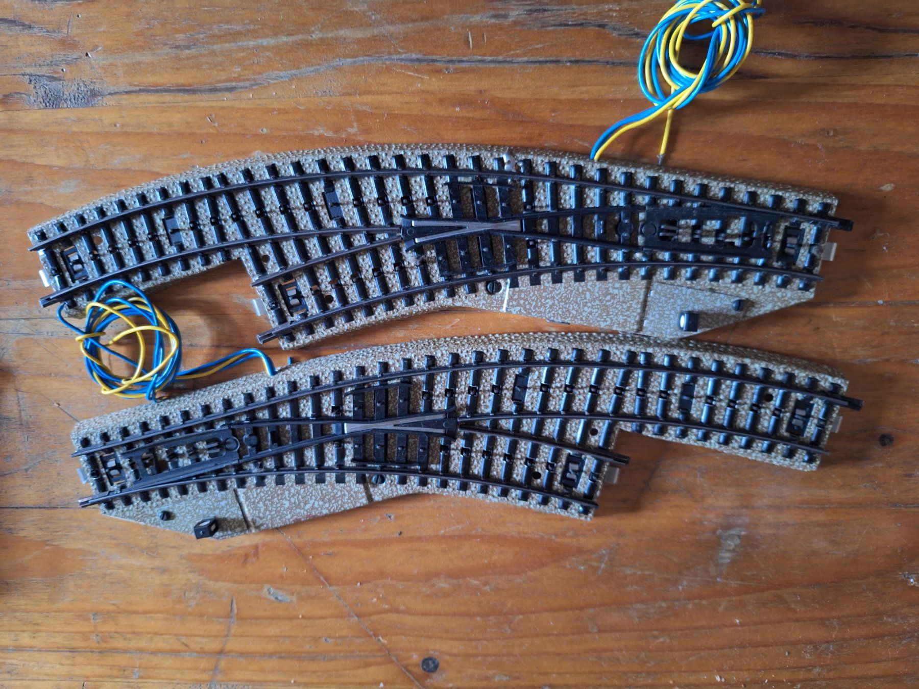 Märklin Modellini di ferrovie: Märklin HO Elektromagnetisches Bogenweichenpaar – Usato da Altstätten SG venduto da Bambam2012