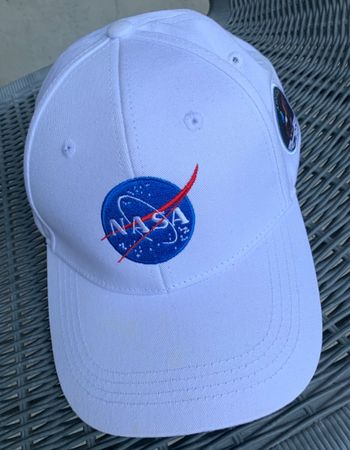 Casquette avec inscription "NASA" et logo Apollo