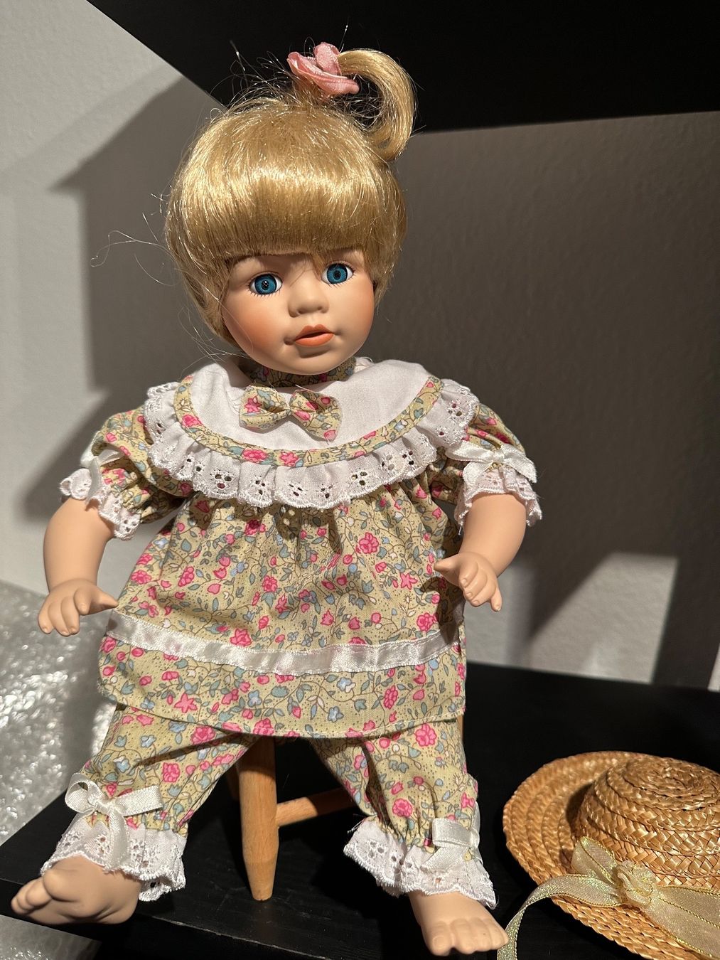 Bambole: Porzellan Puppe ALICE (auf Holzstuhl) – Usato da Therwil venduto da jas_vpt8 1