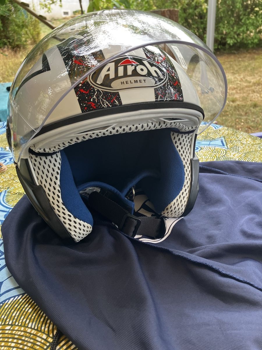Airoh Casques & visières: Airoh Helm Grösse S weiss mit Muster – D'occasion à Nunningen par Annasue