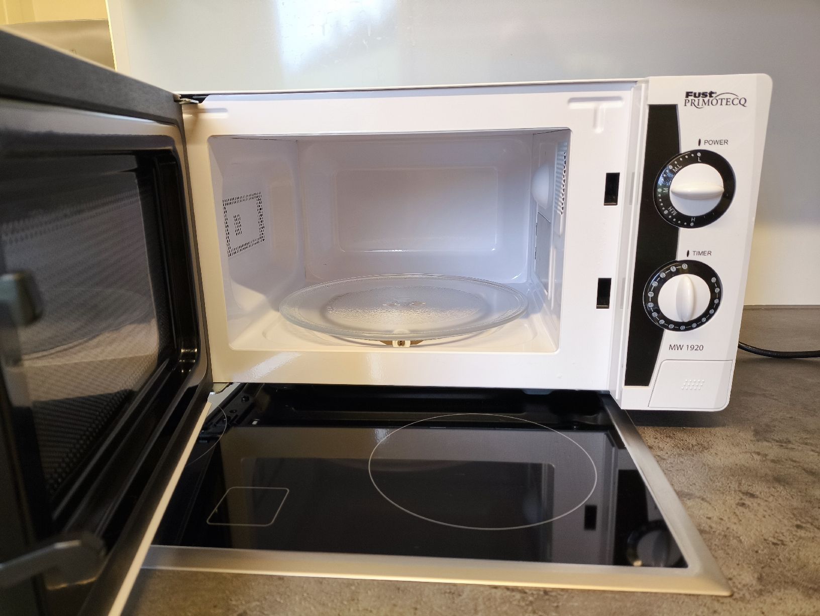 Primotecq Fours: Fust Primotecq Mikrowelle 700W – D'occasion à Weggis par TNT14 1