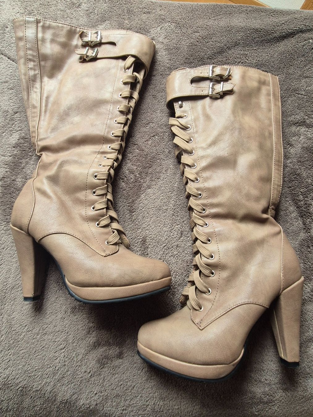 Scarpe da donna: Bottes hautes à lacets, couleur taupe – Usato da Alle venduto da Fanny8952 1