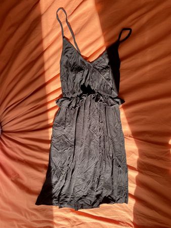 Schwarzes Sommerkleid mit freiem Rücken, S