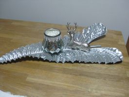 Schönes silbriges künstliches Blatt mit Hirsch und Kerze
