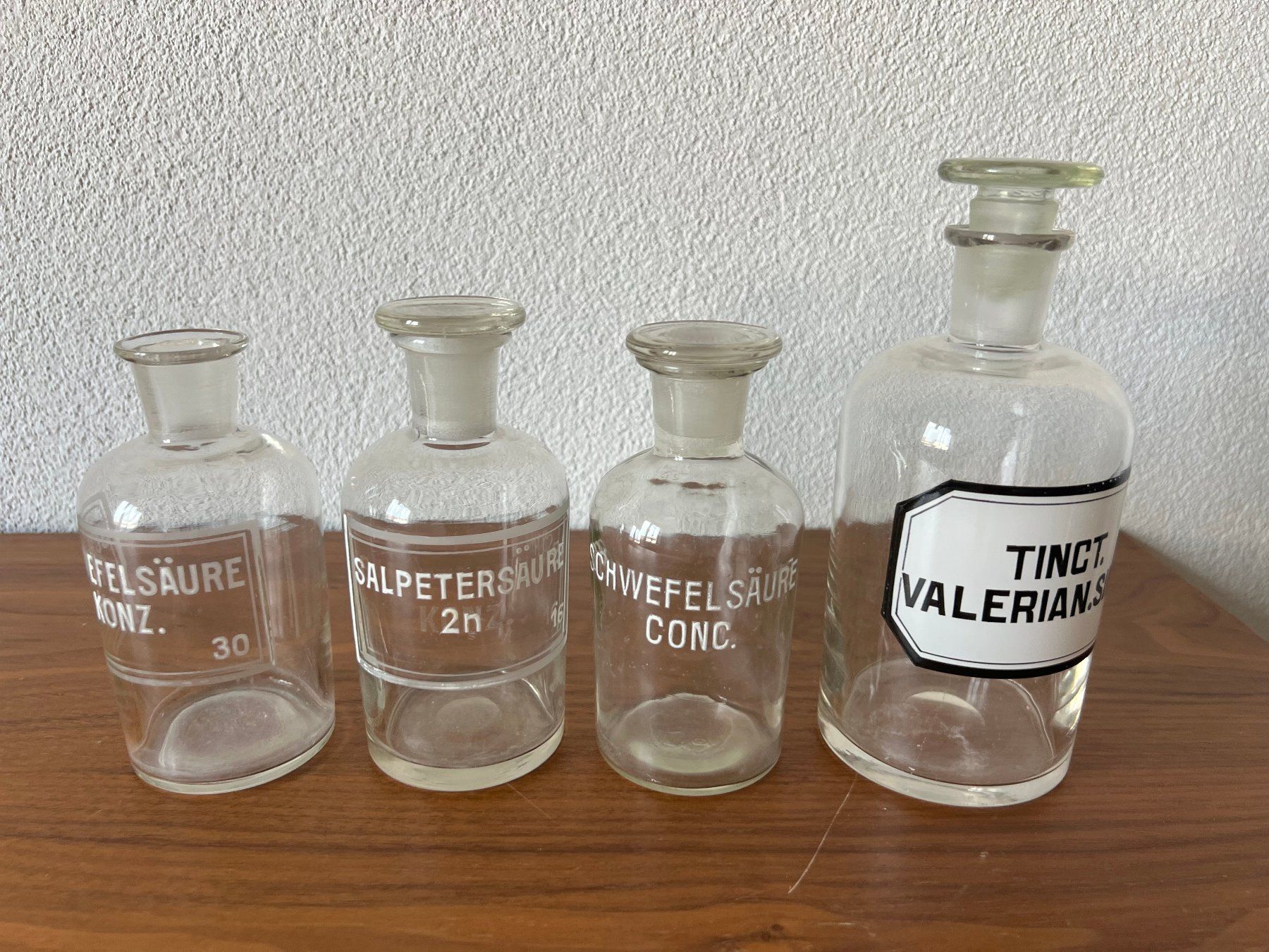 Matériel de laboratoire: Antike Apothekerflaschen mit Schliffstopfen, ca. 1920 – D'occasion à Derendingen par emmenwasser