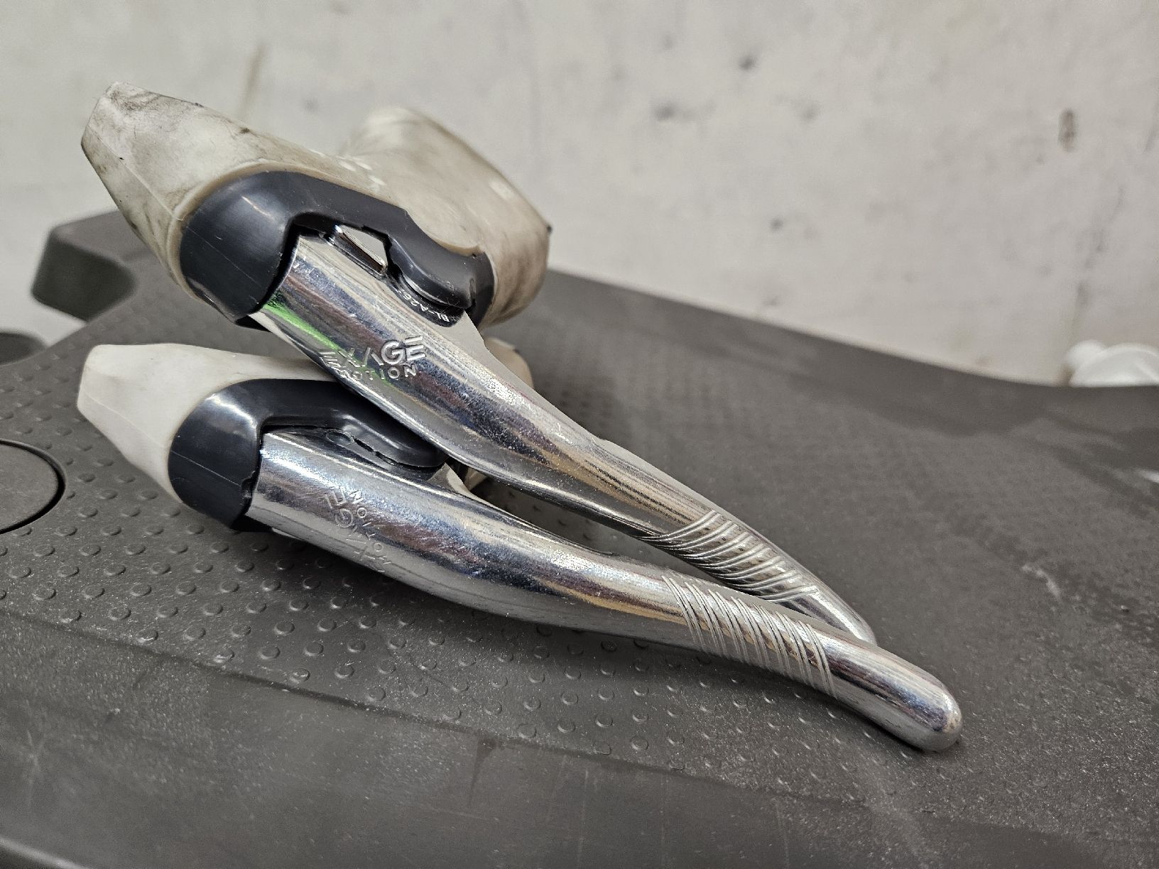 Shimano Pezzi di ricambio: Shimano exage Brake Levers  – Usato da Bern venduto da Ciprofloxacina 1