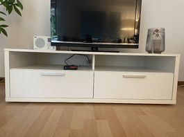 Weisses TV-Möbel aus Holz