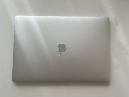 MacBook Pro 15" 2016 · 16 GB RAM · 256 GB SSD · Touch Bar