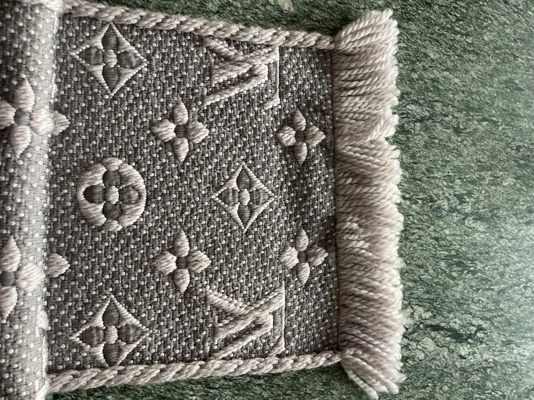 Louis Vuitton Foulard & Sciarpe: Louis Vuitton Schal – Nuovo (secondo la descrizione) da Horgen venduto da Ed0 5