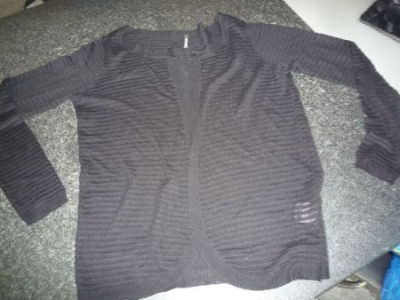 LEICHTE STRICKJACKE