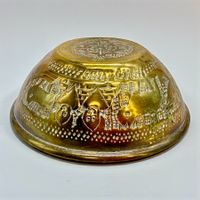 Ancien bol en laiton doré gravé de motifs égyptiens