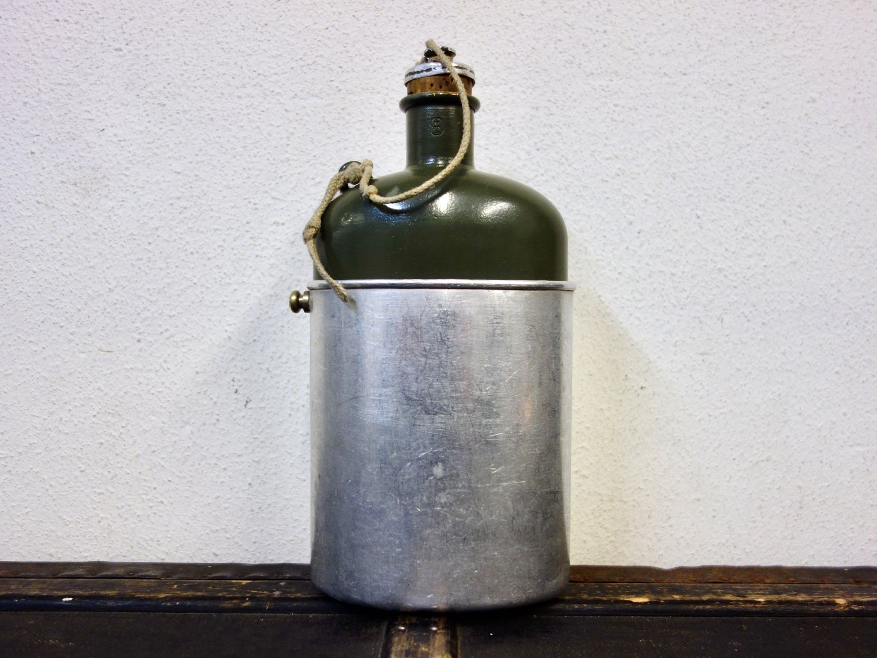 Schweizer Armee Attrezzatura & Pezzi di ricambio: Feldflasche mit Becher Schweizer Armee 1944 – Usato da Kerzers venduto da bottlesandboxes 3