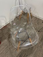 Chaise transparente design moderne pieds bois, 2 exemplai...