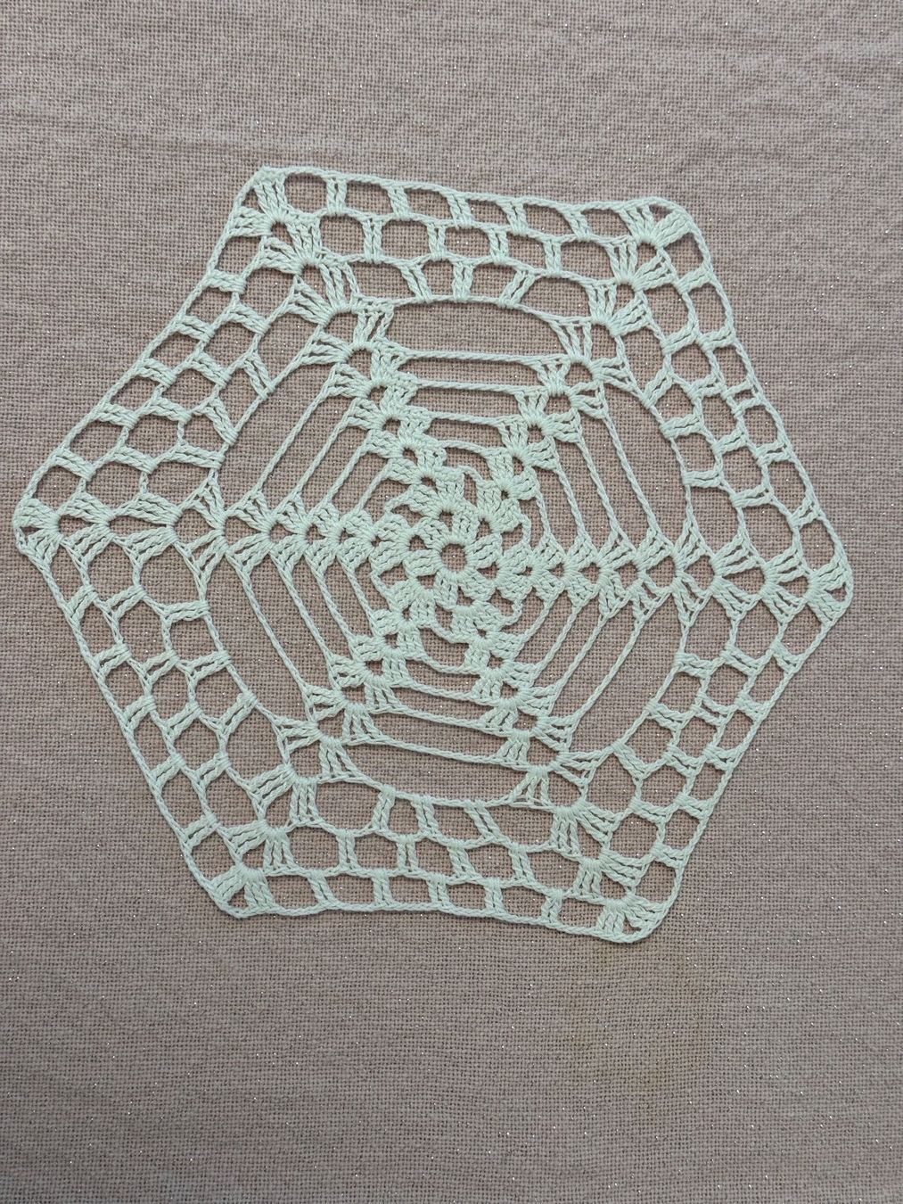 Coperte: Häkeldeckchen Spinnennetz – Usato da Zürich venduto da ThaliaL 2