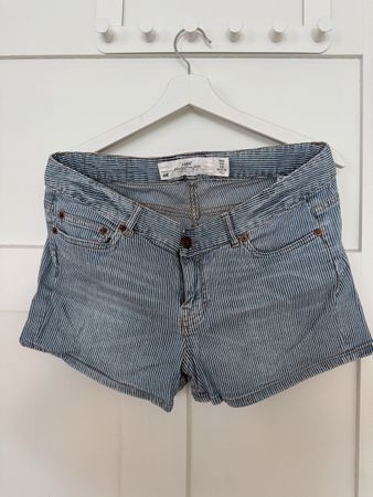 H&M gestreifte Shorts