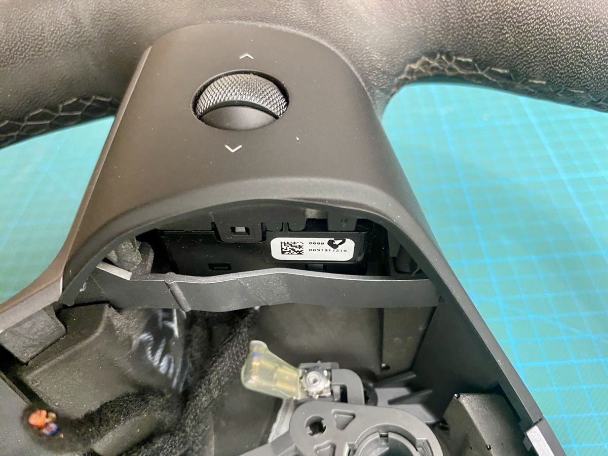 Tesla Tutti pezzi di ricambio auto: Tesla Model 3 Lenkrad/Steuerrad – Difettoso da Küssnacht am Rigi venduto da Hluchs 6